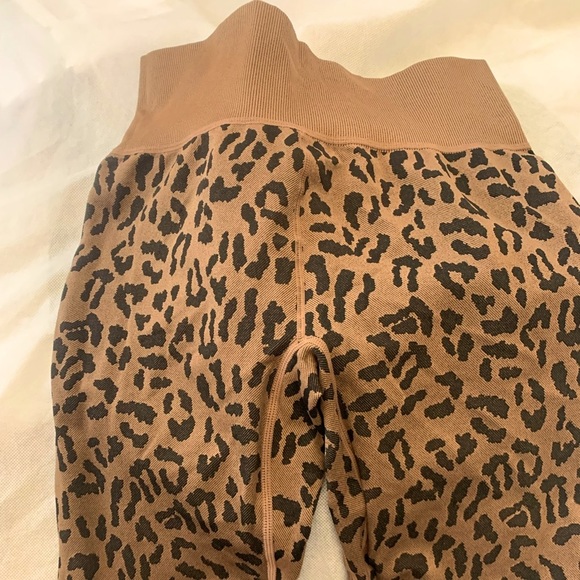 Betsy Johnson Performance Multi Leopard Print Leggings - Picture 3 of 8
